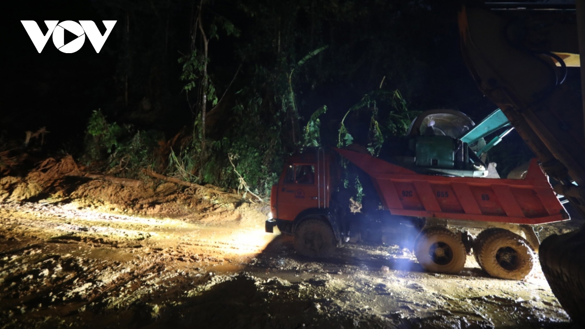 Rescue work continues overnight at landslide site